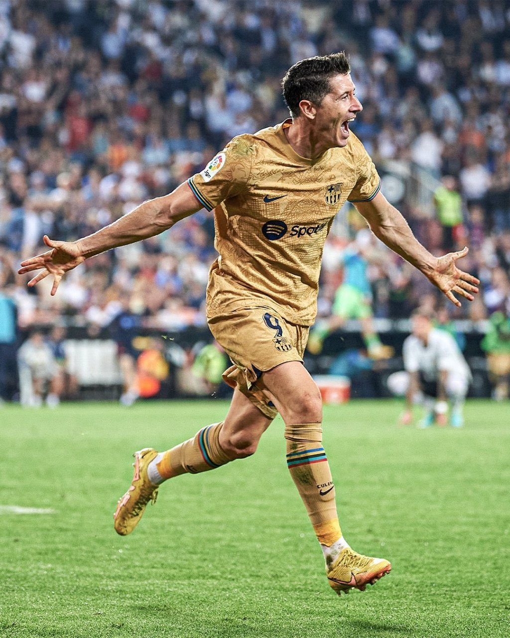 关于莱万多夫斯基重要时刻险胜，曼联带队取胜！的信息